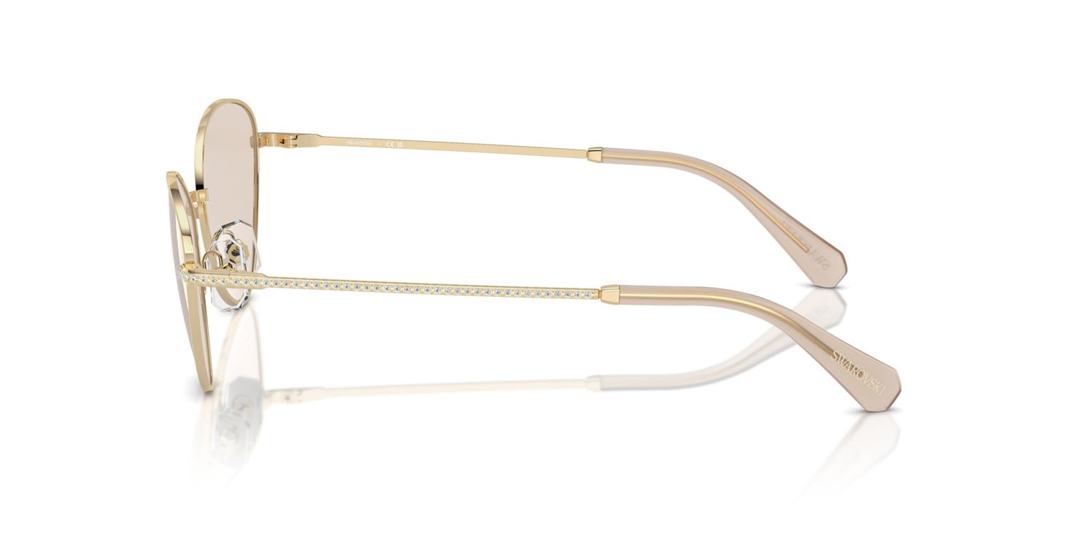 Occhiali da sole Swarovski SK 7014 (4013M4) colore oro pallido forma cat eye lenti fotocromatica marrone