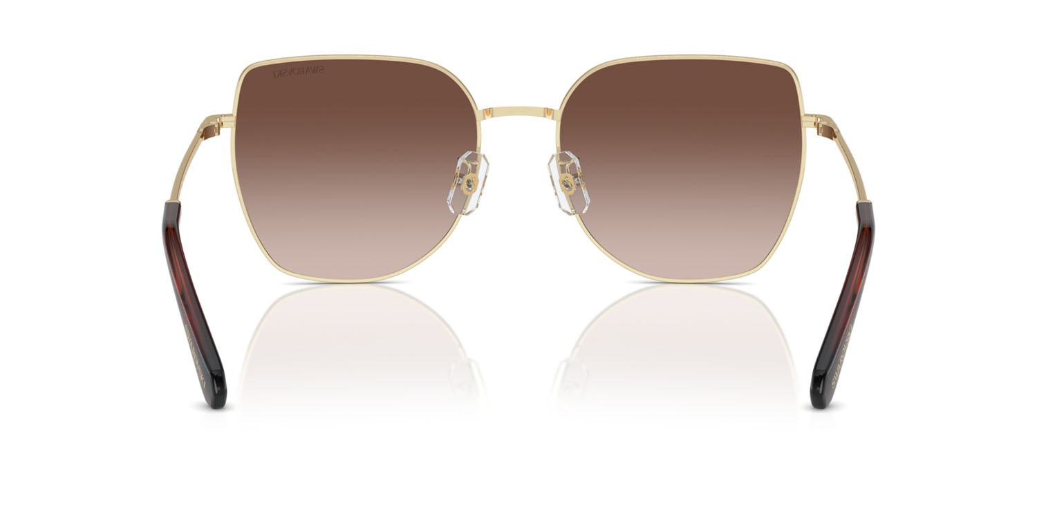 Occhiali da sole Swarovski SK 7021D (400213) colore oro pallido forma irregolare lenti marrone sfumato