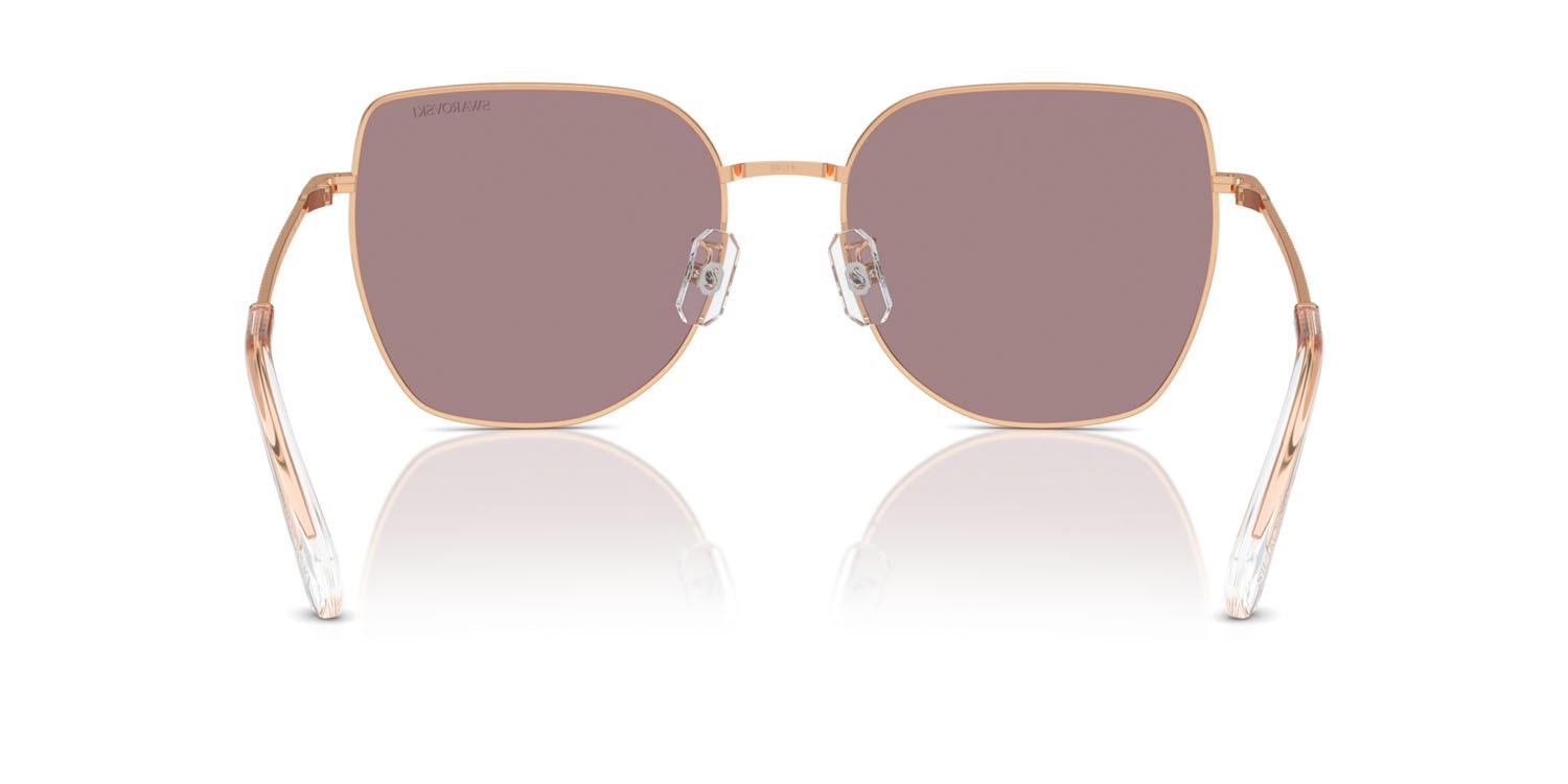 Occhiali da sole Swarovski SK 7021D (40147N) colore oro rose forma irregolare lenti viola chiaro/marrone