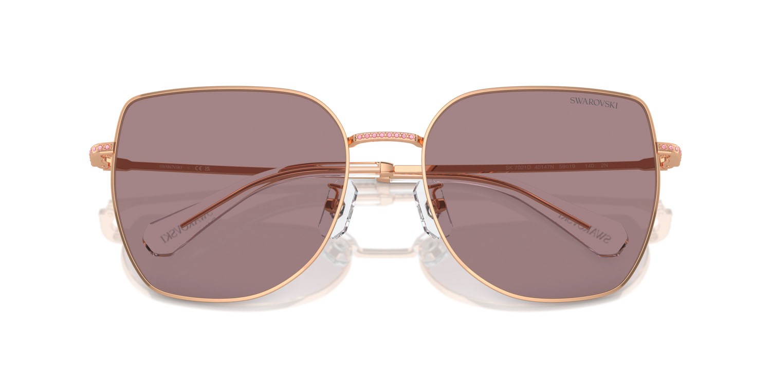 Occhiali da sole Swarovski SK 7021D (40147N) colore oro rose forma irregolare lenti viola chiaro/marrone