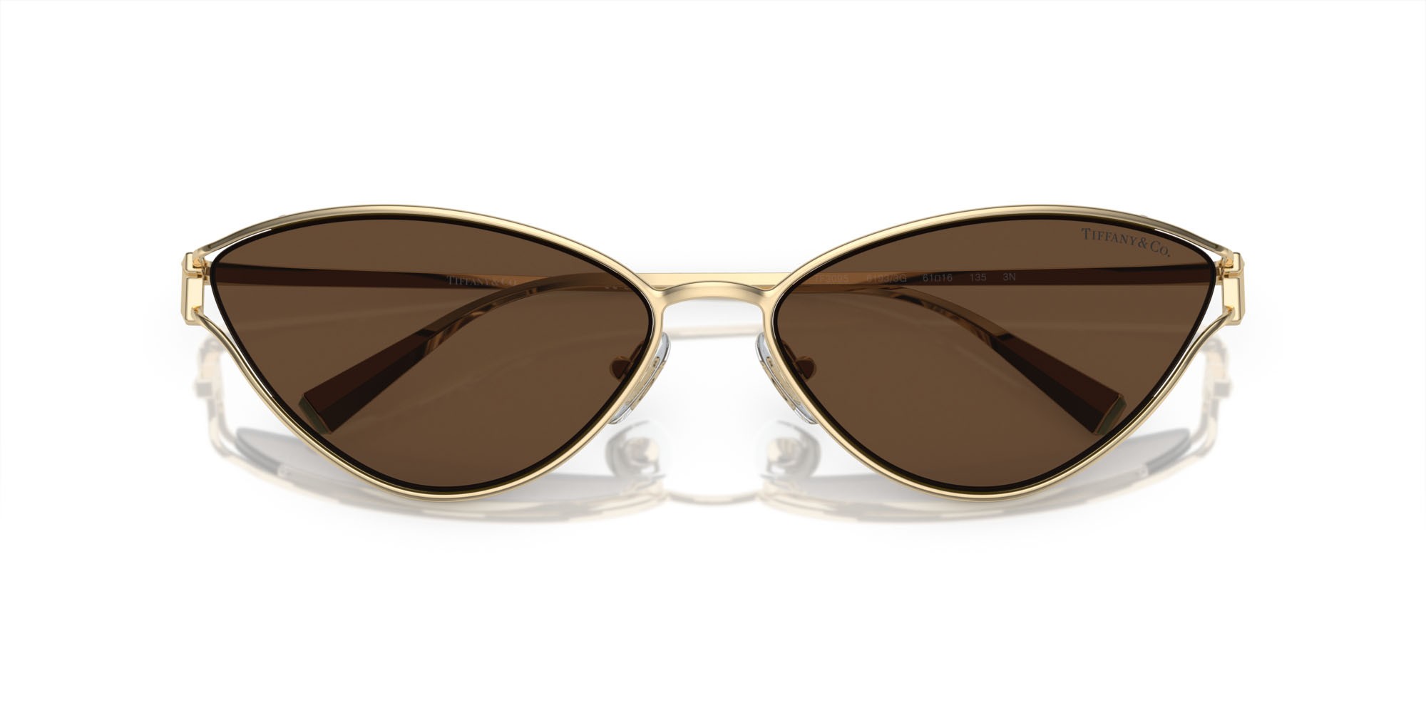 Occhiali da sole Tiffany TF 3095 (61933G) colore oro pallido forma cat eye lenti marrone chiaro
