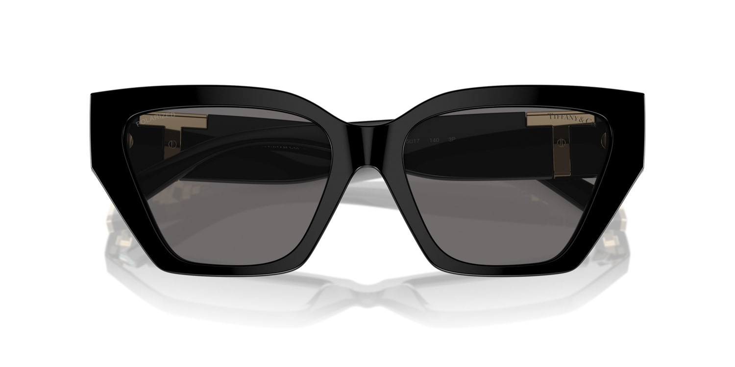 Occhiali da sole Tiffany TF 4218 (800181) colore nero forma cat eye lenti polarized grigio scuro