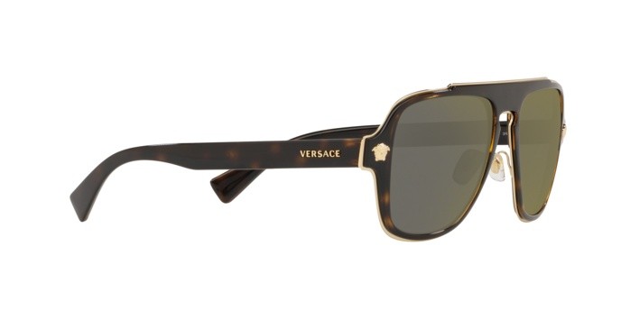 Occhiali da sole Versace Medusa Retro Charm VE 2199 (12524T) colore dark havana forma irregolare lenti dark grey mirror gold