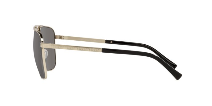 Occhiali da sole Versace VE 2238 (12526G) colore pale gold forma rettangolare lenti light grey mirror silver