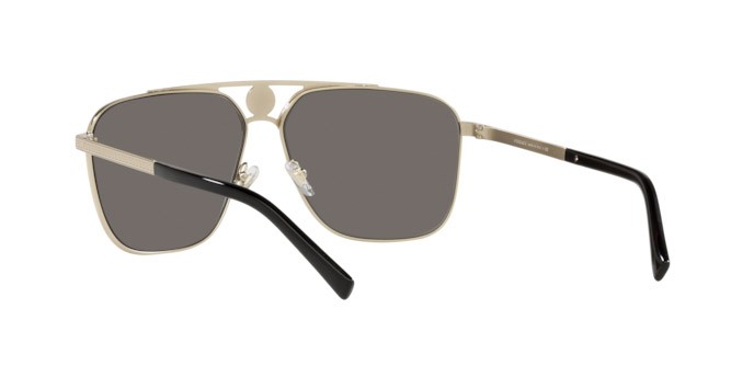 Occhiali da sole Versace VE 2238 (12526G) colore pale gold forma rettangolare lenti light grey mirror silver