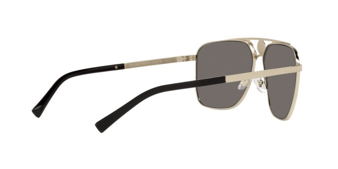 Occhiali da sole Versace VE 2238 (12526G) colore pale gold forma rettangolare lenti light grey mirror silver
