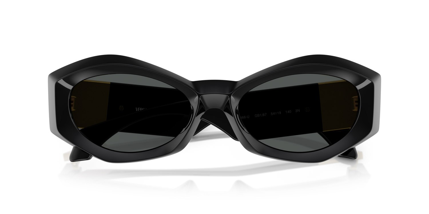 Occhiali da sole Versace VE 4466U (GB1/87) colore nero forma irregolare lenti grigio scuro