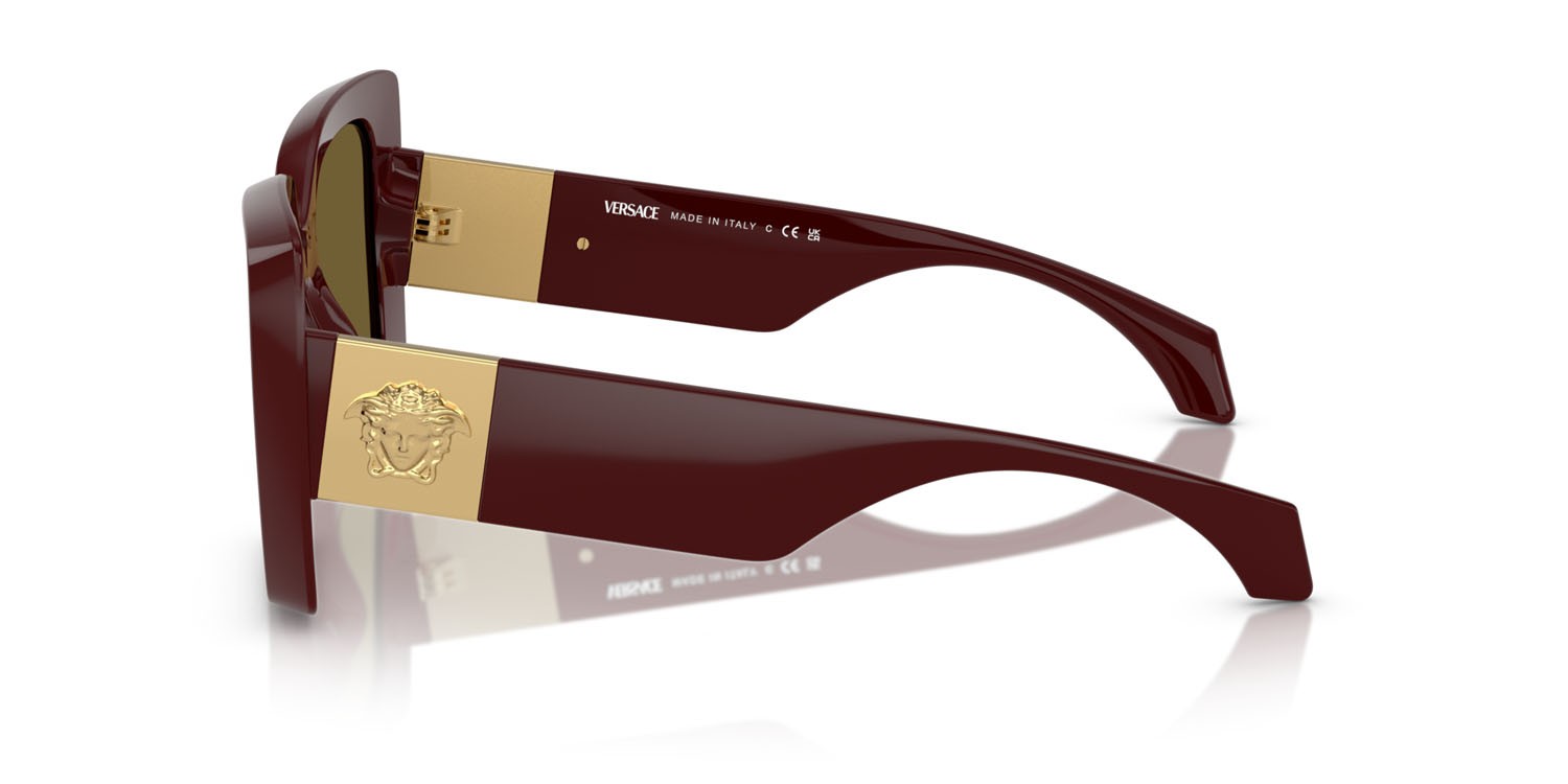 Occhiali da sole Versace VE 4467U (546473) colore rubino scuro forma irregolare lenti grigio scuro