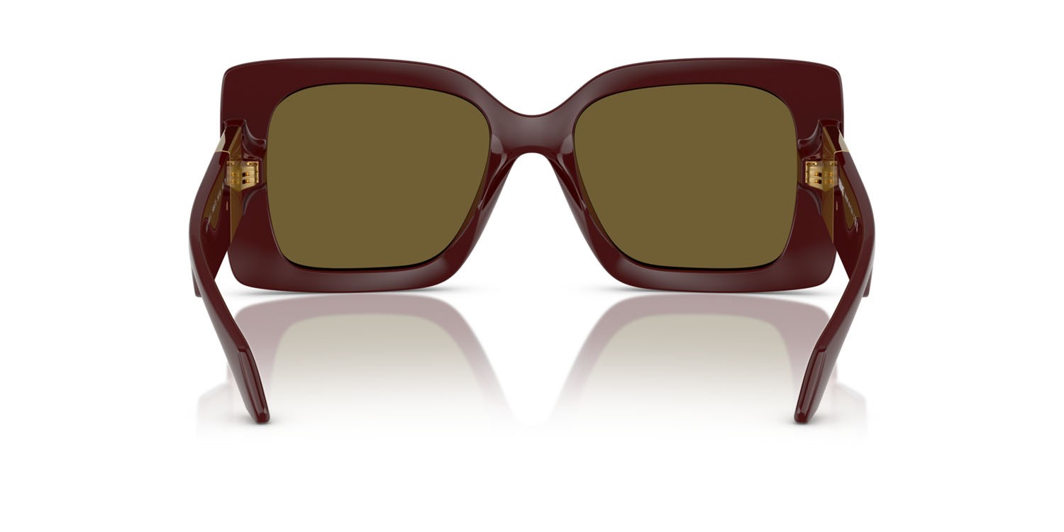 Occhiali da sole Versace VE 4467U (546473) colore rubino scuro forma irregolare lenti grigio scuro