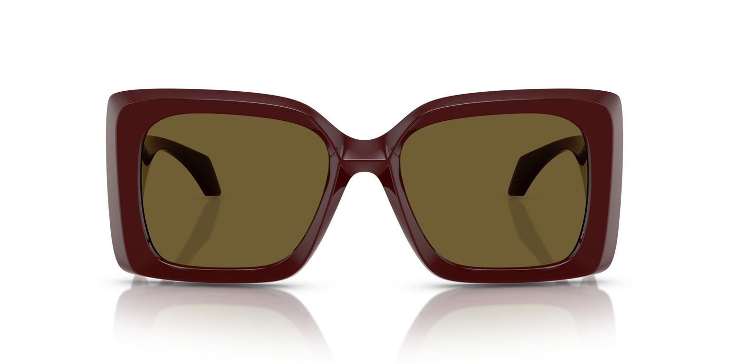 Occhiali da sole Versace VE 4467U (546473) colore rubino scuro forma irregolare lenti grigio scuro