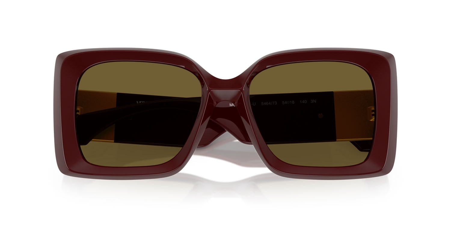 Occhiali da sole Versace VE 4467U (546473) colore rubino scuro forma irregolare lenti grigio scuro