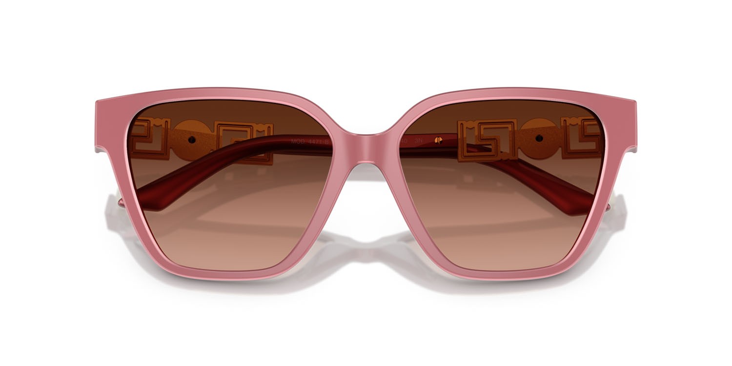 Occhiali da sole Versace VE 4471B (54755M) colore perla dark ruby forma farfalla lenti rosa sfumato grigio
