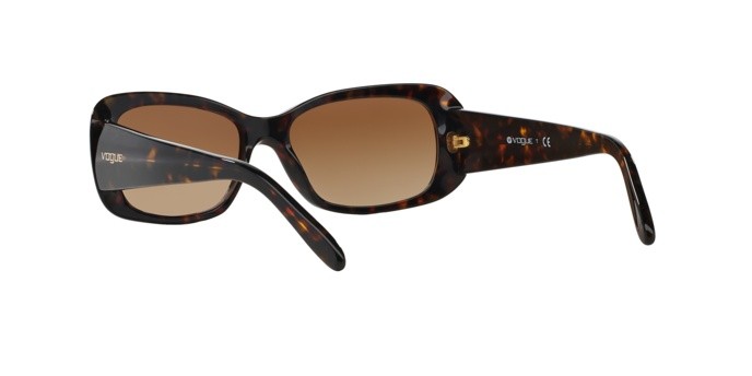 Occhiali da sole Vogue VO 2606S (W65613) colore havana forma rettangolare lenti brown gradient