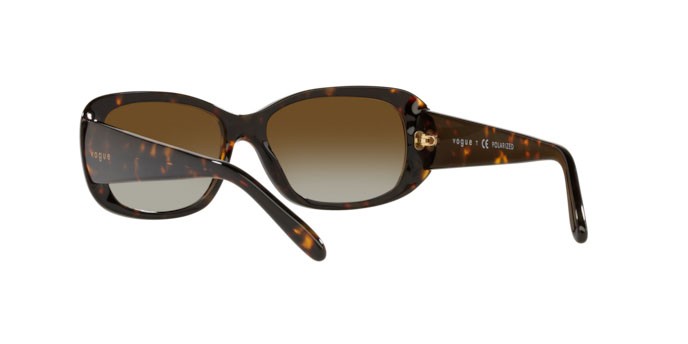 Occhiali da sole Vogue VO 2606S (W656T5) colore dark havana forma rettangolare lenti polar brown gradient
