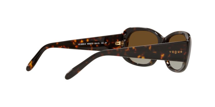 Occhiali da sole Vogue VO 2606S (W656T5) colore dark havana forma rettangolare lenti polar brown gradient