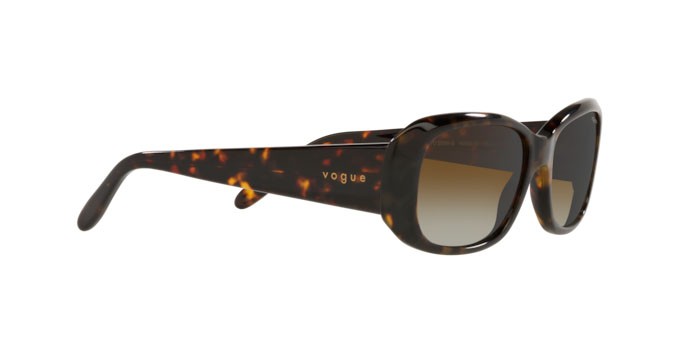 Occhiali da sole Vogue VO 2606S (W656T5) colore dark havana forma rettangolare lenti polar brown gradient