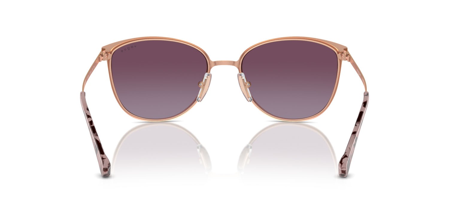 Occhiali da sole Vogue VO 4002S (51708H) colore top bordeaux/oro rose forma rettangolare lenti violetto sfumato