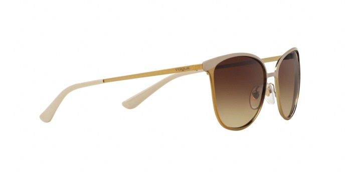 Occhiali da sole Vogue VO 4002S (996S13) colore matte beige/brushed gold forma quadrato lenti brown gradient