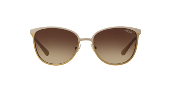 Occhiali da sole Vogue VO 4002S (996S13) colore matte beige/brushed gold forma quadrato lenti brown gradient