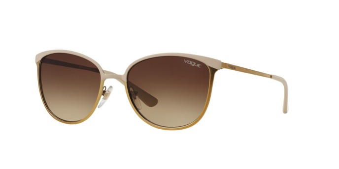 Occhiali da sole Vogue VO 4002S (996S13) colore matte beige/brushed gold forma quadrato lenti brown gradient