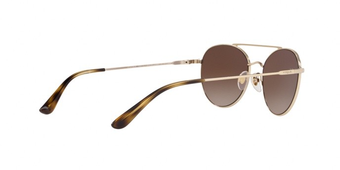 Occhiali da sole Vogue VO 4129S (848/13) colore pale gold forma ovale lenti brown gradient
