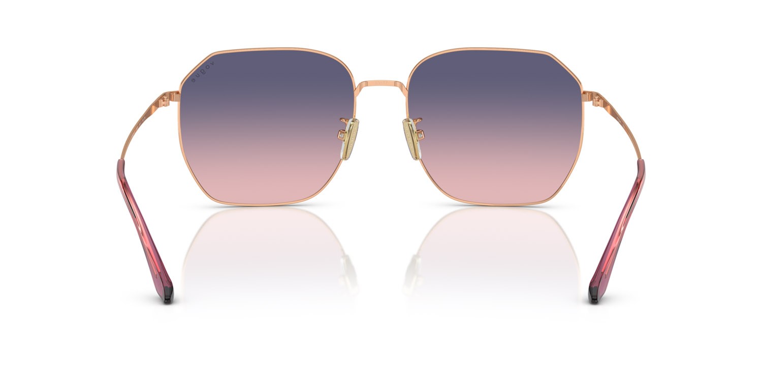 Occhiali da sole Vogue VO 4215SD (5152I6) colore oro rose forma irregolare lenti rosa/blu sfumato