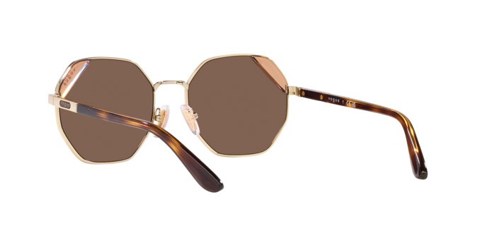 Occhiali da sole Vogue VO 4268S (848/73) colore oro pallido forma irregolare lenti marrone scuro