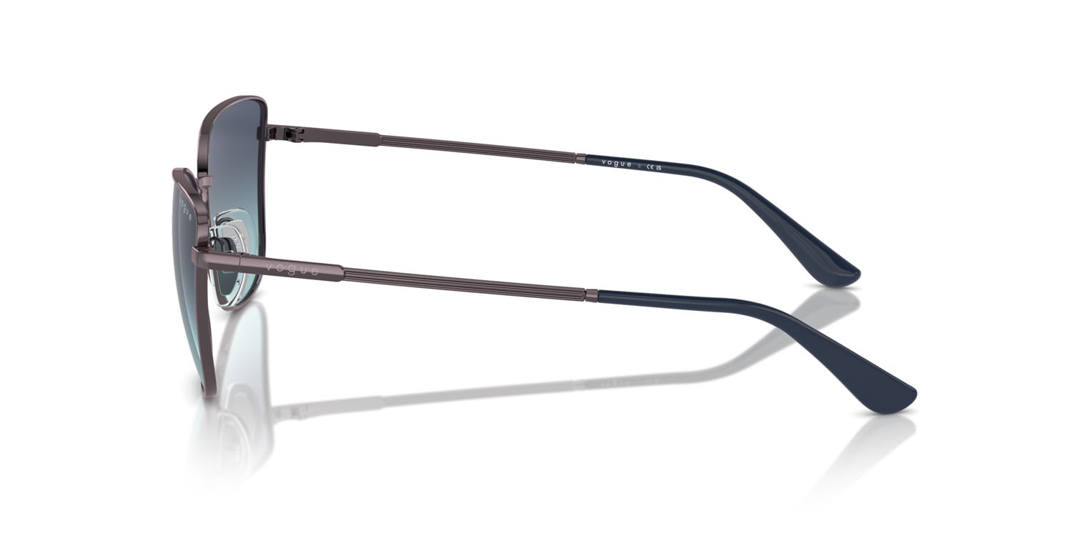 Occhiali da sole Vogue VO 4308S (51494S) colore viola chiaro forma farfalla lenti azzurro sfumato blu scuro