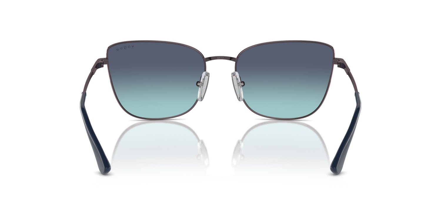 Occhiali da sole Vogue VO 4308S (51494S) colore viola chiaro forma farfalla lenti azzurro sfumato blu scuro