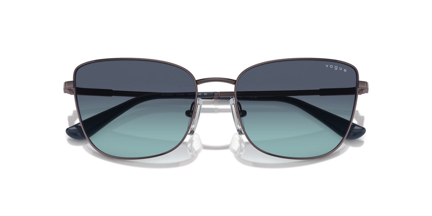Occhiali da sole Vogue VO 4308S (51494S) colore viola chiaro forma farfalla lenti azzurro sfumato blu scuro