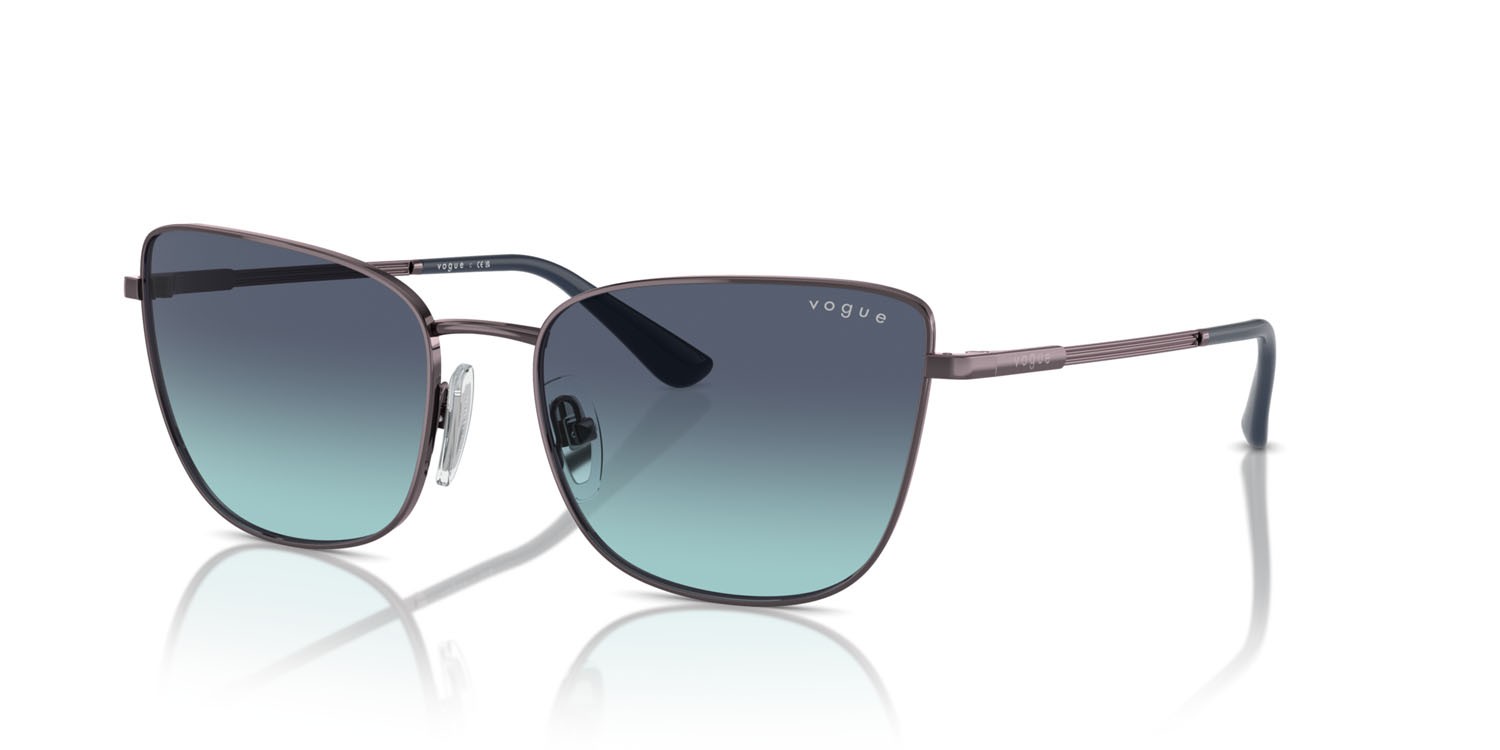 Occhiali da sole Vogue VO 4308S (51494S) colore viola chiaro forma farfalla lenti azzurro sfumato blu scuro
