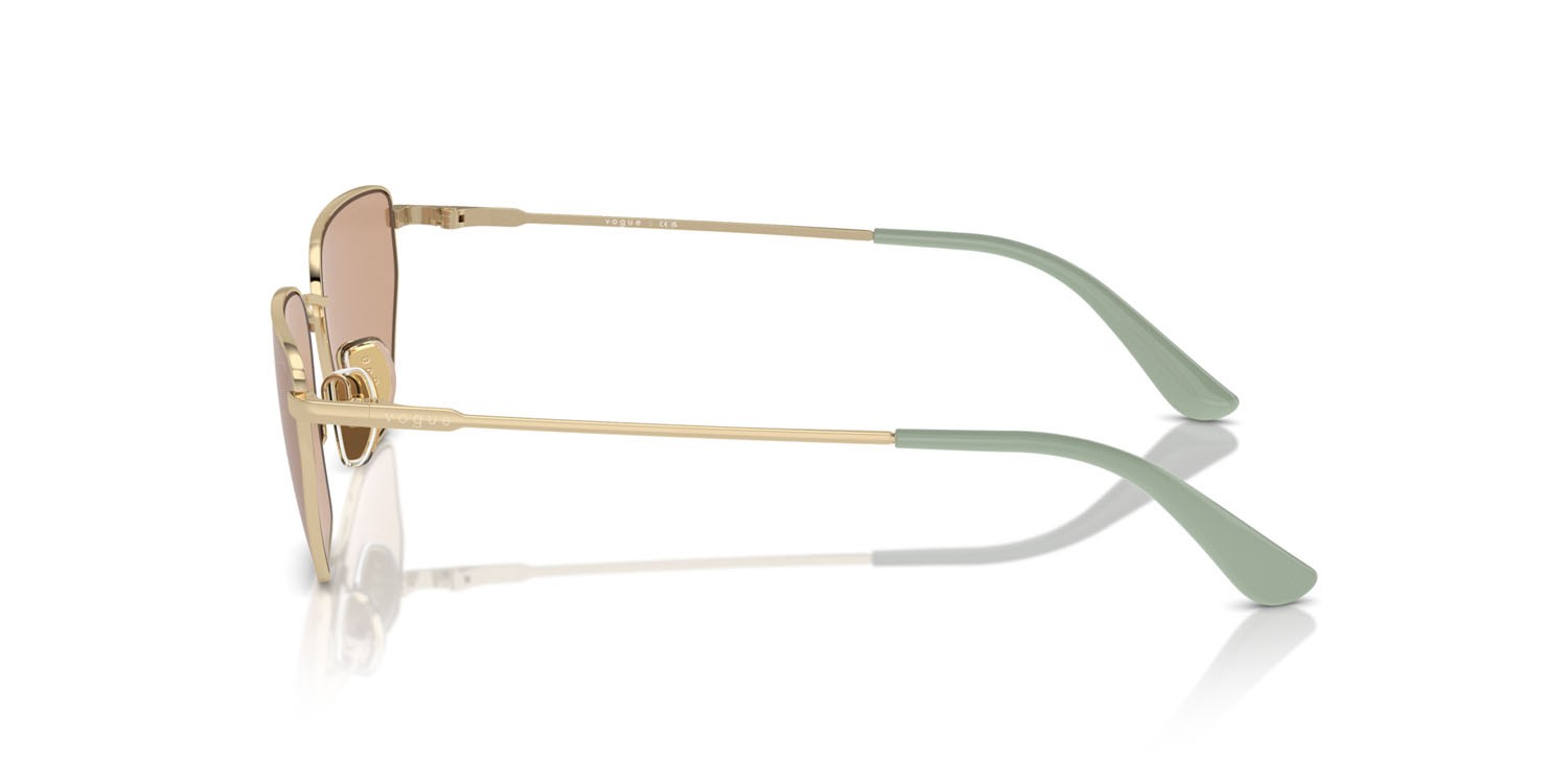 Occhiali da sole Vogue VO 4316S (848/3) colore oro pallido forma irregolare lenti marrone