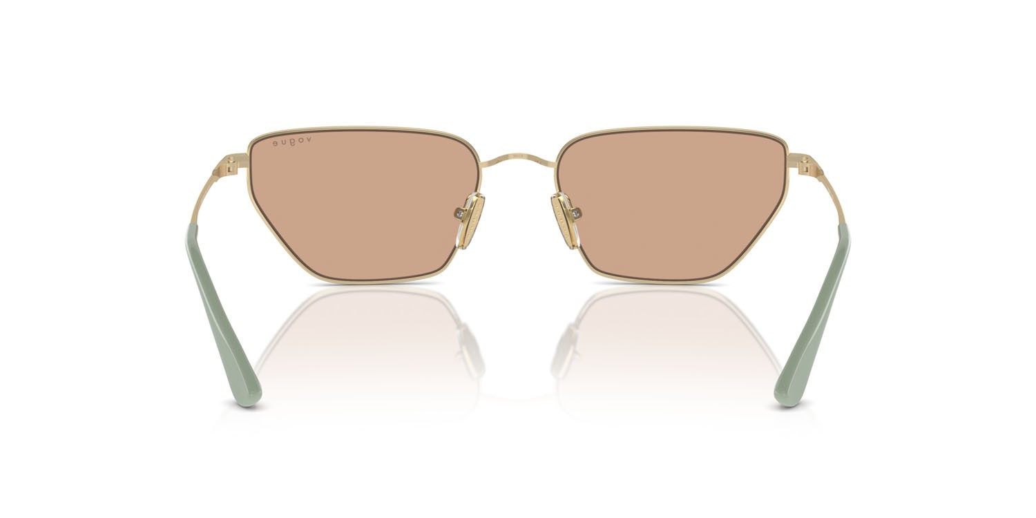 Occhiali da sole Vogue VO 4316S (848/3) colore oro pallido forma irregolare lenti marrone