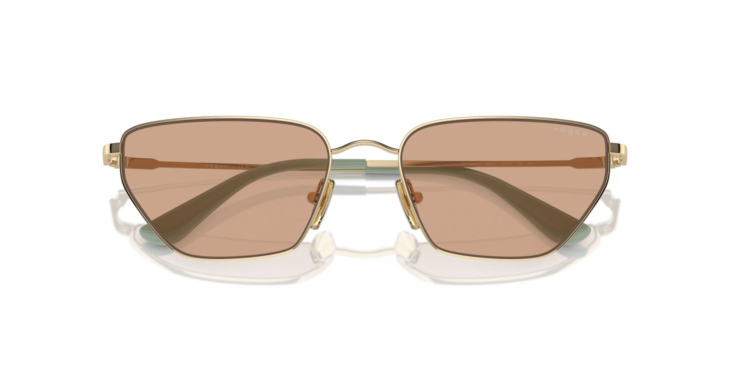 Occhiali da sole Vogue VO 4316S (848/3) colore oro pallido forma irregolare lenti marrone