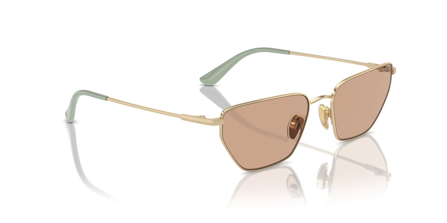 Occhiali da sole Vogue VO 4316S (848/3) colore oro pallido forma irregolare lenti marrone