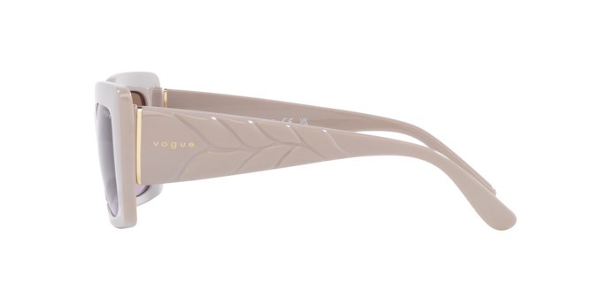 Occhiali da sole Vogue VO 5481S (304968) colore full light grey forma rettangolare lenti violetto sfumato marrone
