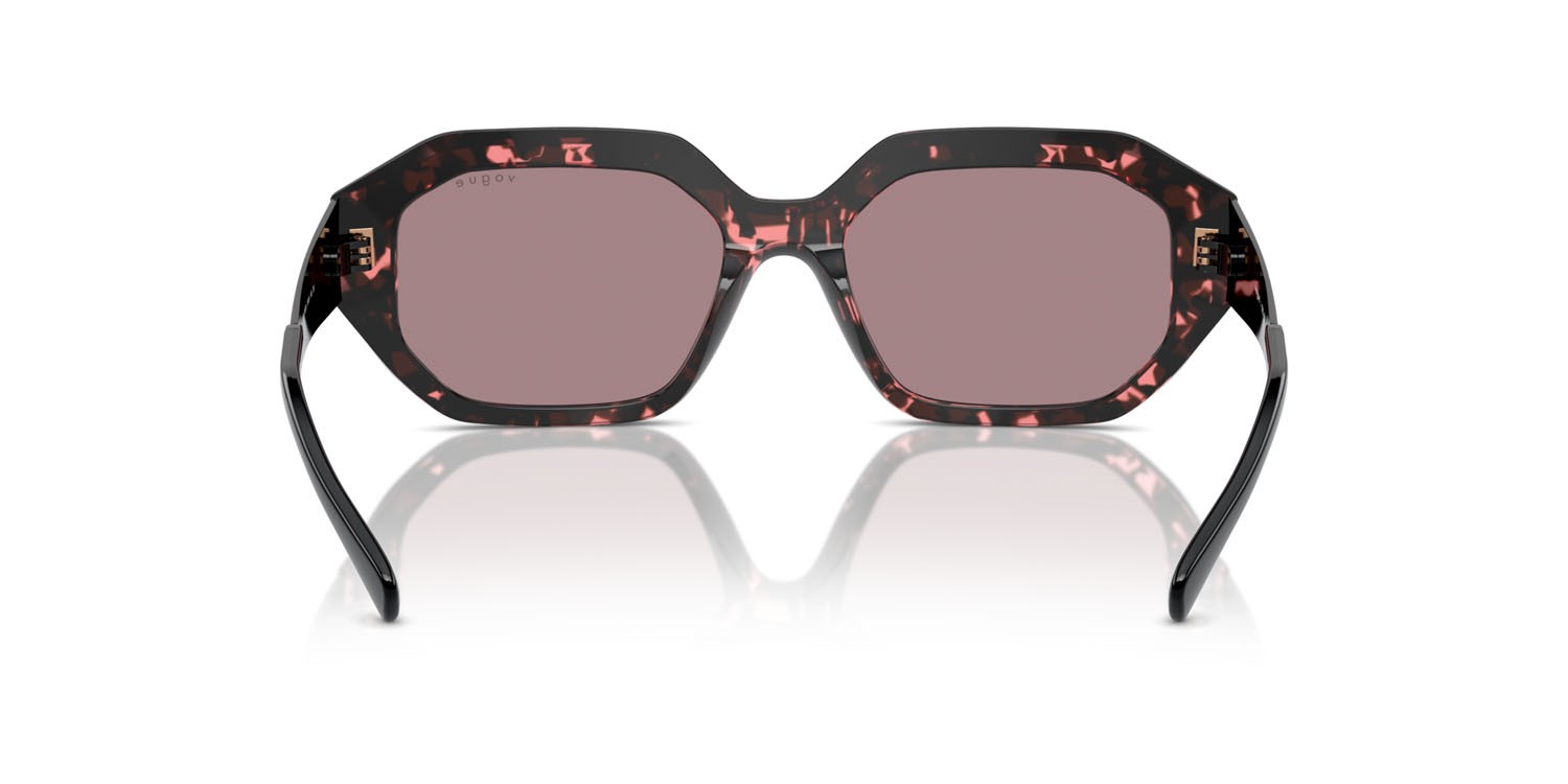 Sunglasses Vogue VO 5554S (31487N) color tartarugato rosso shape irregular lenses viola chiaro/marrone