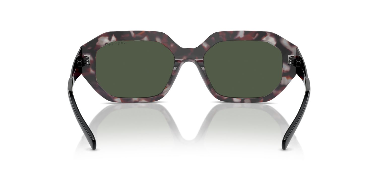 Occhiali da sole Vogue VO 5554S (31499A) colore grigio tartarugato forma irregolare lenti verde scuro polarizzata