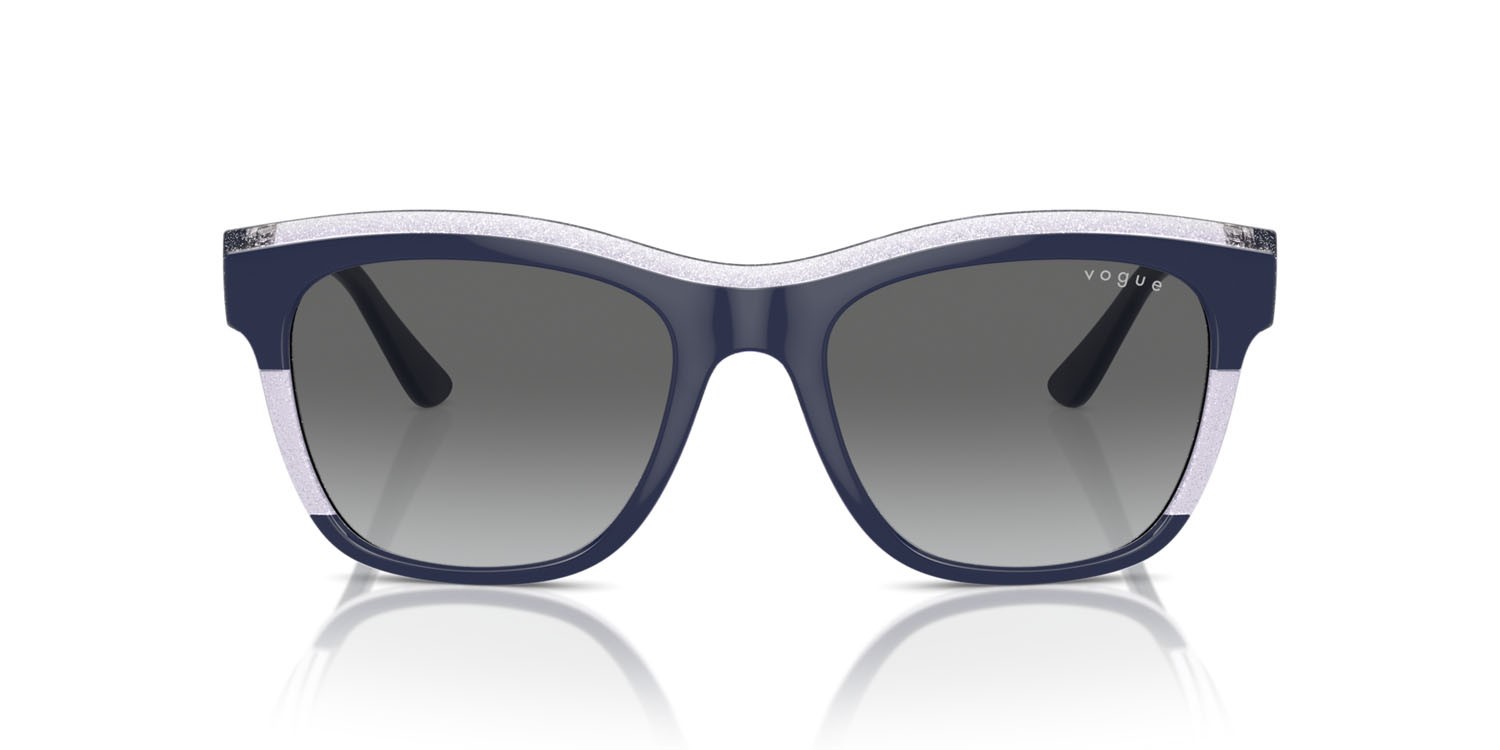 Sonnenbrillen Vogue VO 5557S (313711) farbe blue/transparent lilac glitter form quadratisch gläser sfumato grigio