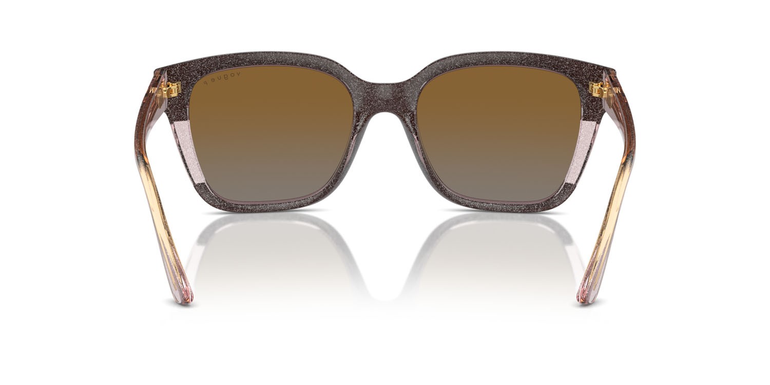 Occhiali da sole Vogue VO 5558S (3136T5) colore brown/transparent rose glitter forma quadrato lenti grigio sfumato marrone polarizzata