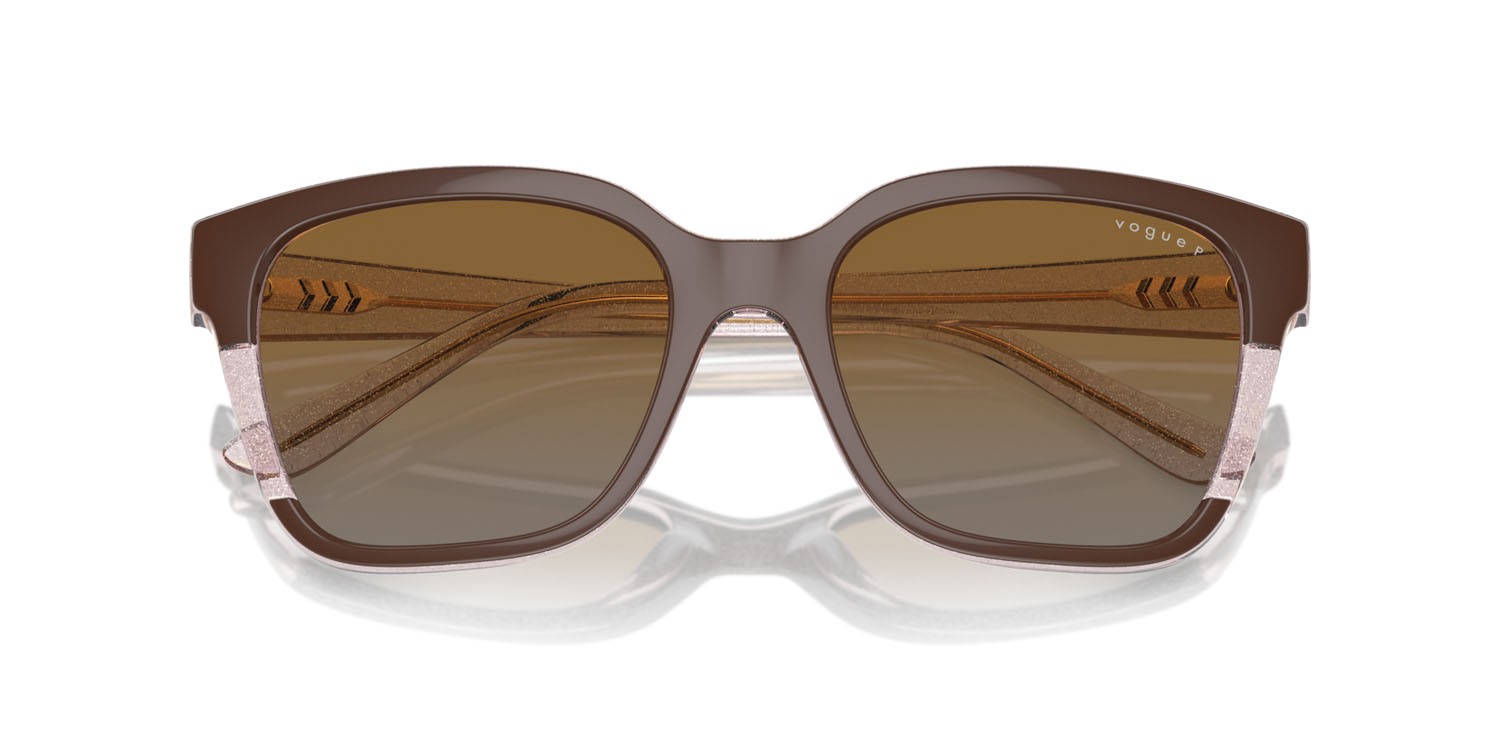 Occhiali da sole Vogue VO 5558S (3136T5) colore brown/transparent rose glitter forma quadrato lenti grigio sfumato marrone polarizzata