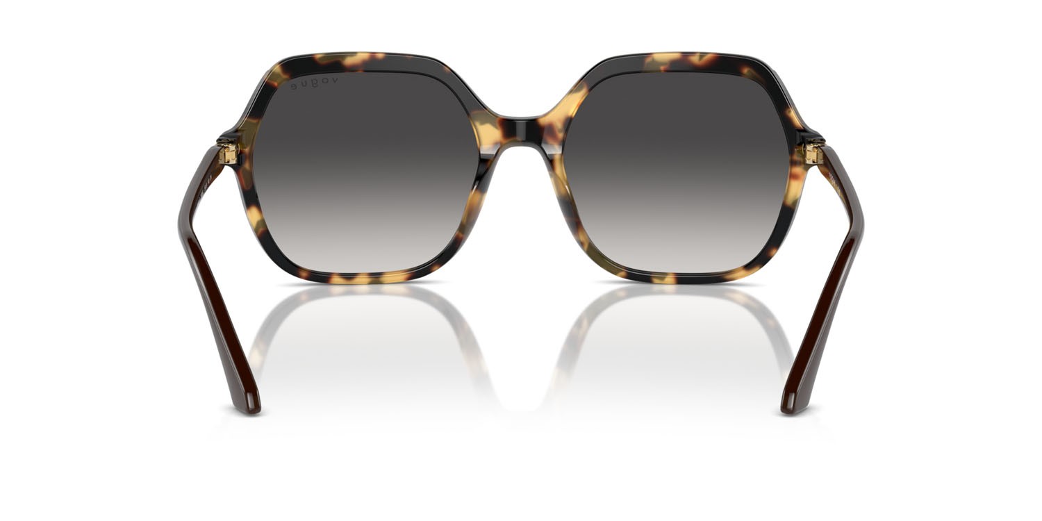 Sunglasses Vogue VO 5561S (26058G) color tartarugato giallo shape square lenses grigio sfumato nero
