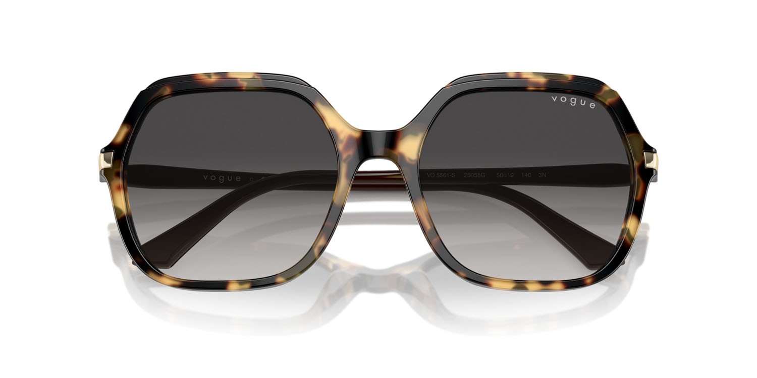 Sunglasses Vogue VO 5561S (26058G) color tartarugato giallo shape square lenses grigio sfumato nero