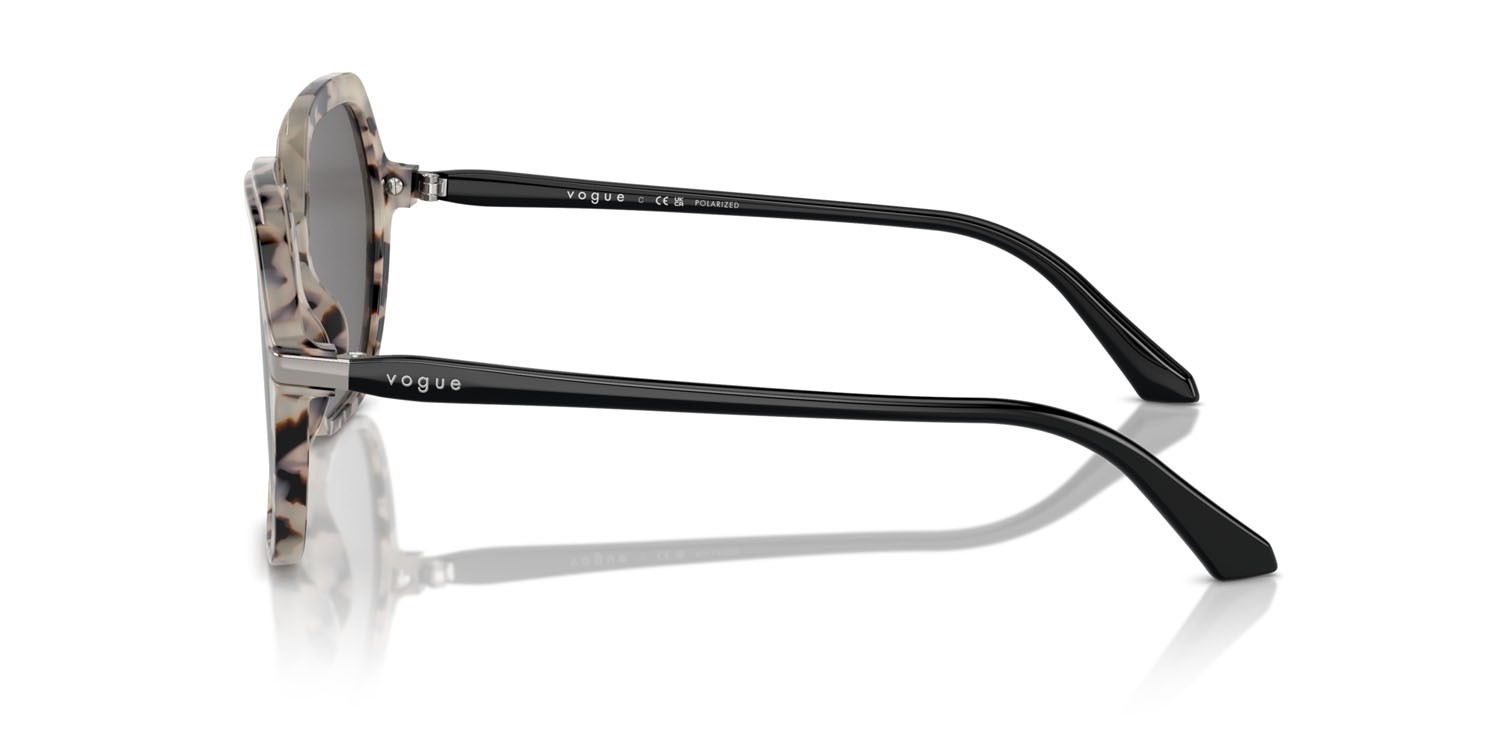 Occhiali da sole Vogue VO 5561S (307681) colore avorio tartarugato forma quadrato lenti polarized grigio scuro