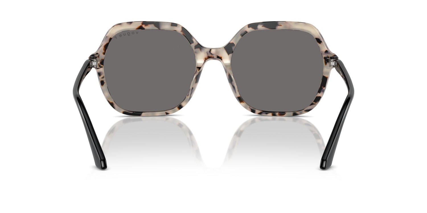 Occhiali da sole Vogue VO 5561S (307681) colore avorio tartarugato forma quadrato lenti polarized grigio scuro