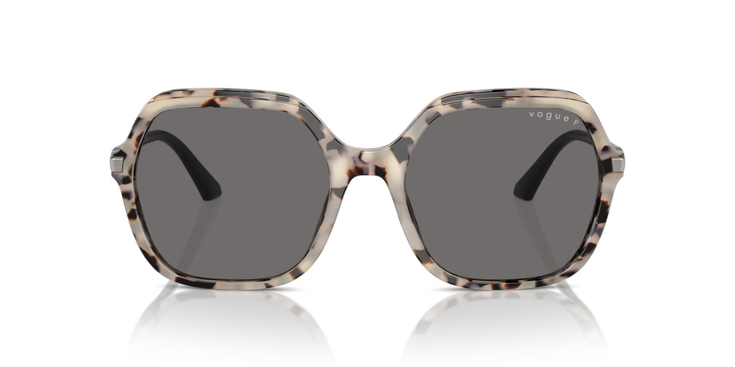 Occhiali da sole Vogue VO 5561S (307681) colore avorio tartarugato forma quadrato lenti polarized grigio scuro