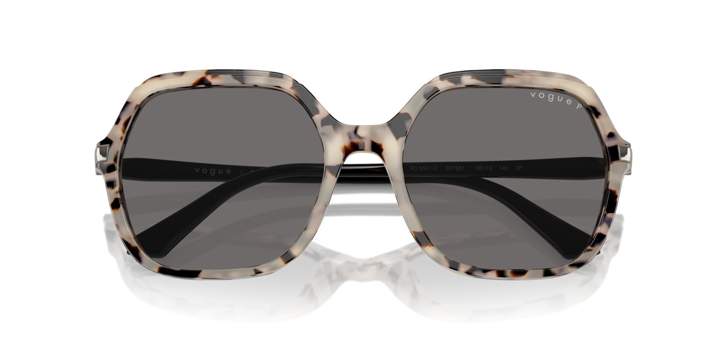 Occhiali da sole Vogue VO 5561S (307681) colore avorio tartarugato forma quadrato lenti polarized grigio scuro