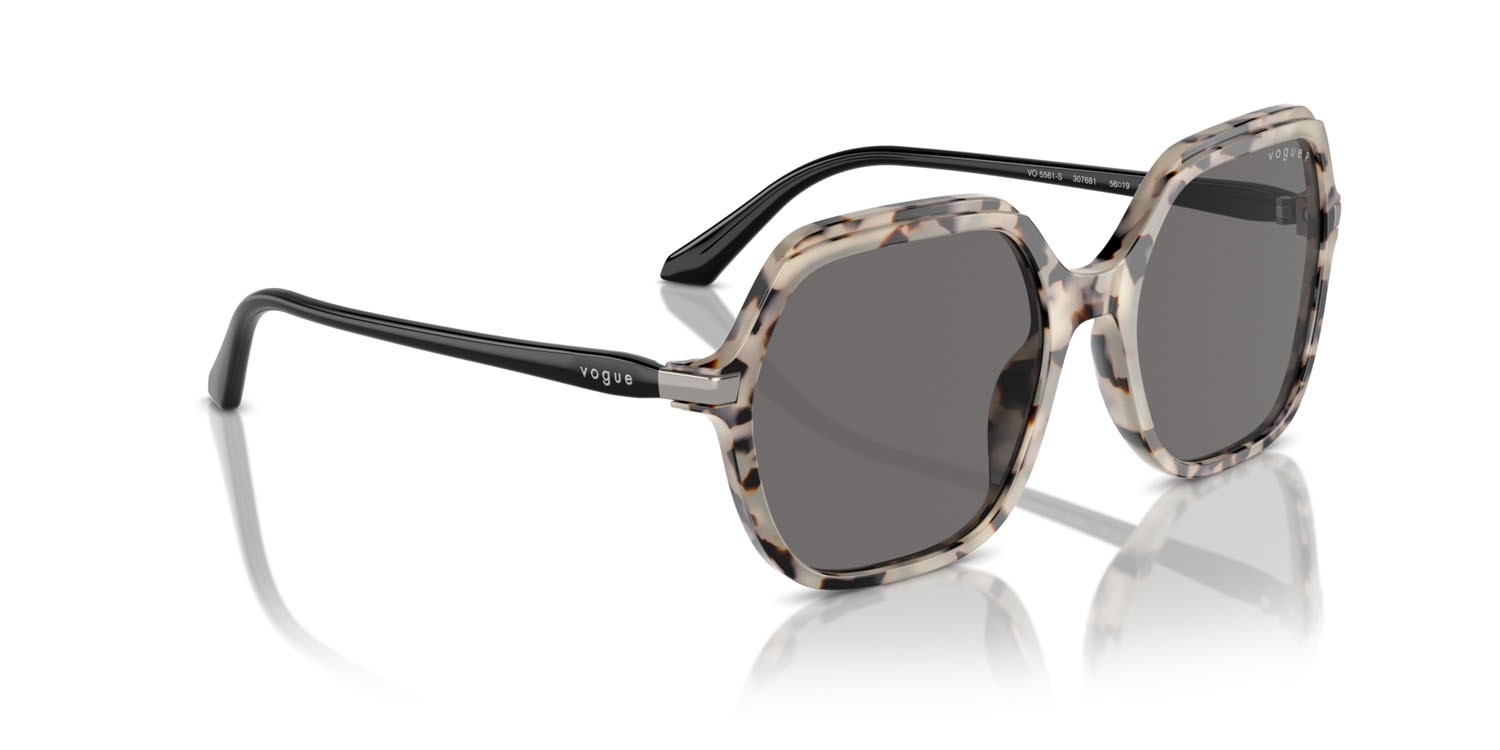 Occhiali da sole Vogue VO 5561S (307681) colore avorio tartarugato forma quadrato lenti polarized grigio scuro