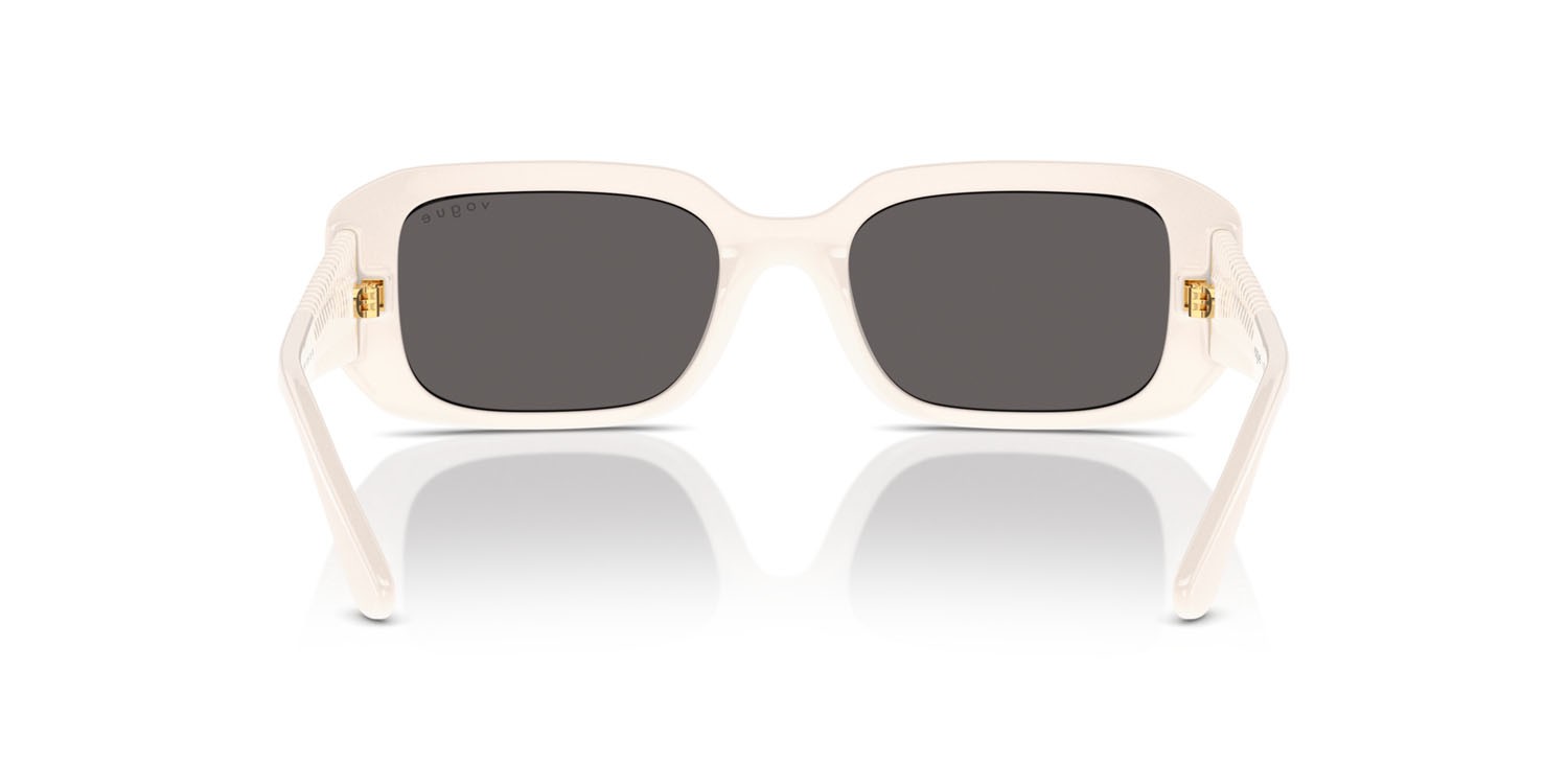 Occhiali da sole Vogue VO 5565S (312487) colore full ivory forma quadrato lenti nero/grigio fumo