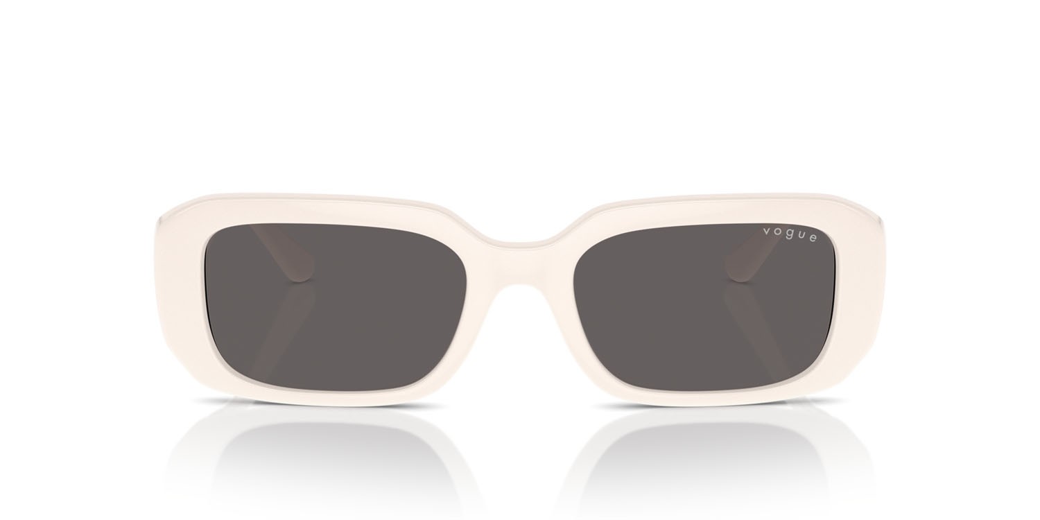 Occhiali da sole Vogue VO 5565S (312487) colore full ivory forma quadrato lenti nero/grigio fumo